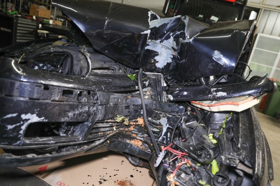 Lenker verletzt: Auto bei Unfall in Wels-Land frontal gegen einen Baum gekracht