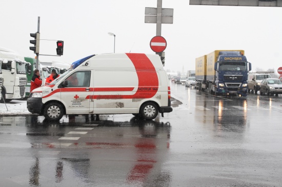 Auffahrunfall eines LKWs in Marchtrenk forderte zwei Verletzte