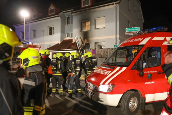 Vier Feuerwehren bei Brand bei einem Mehrfamilienhaus in Ansfelden im Einsatz