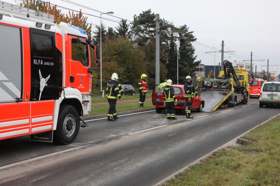 Zwei Verletzte bei Auffahrunfall im Fr�hverkehr auf Kremstalstra�e in Leonding