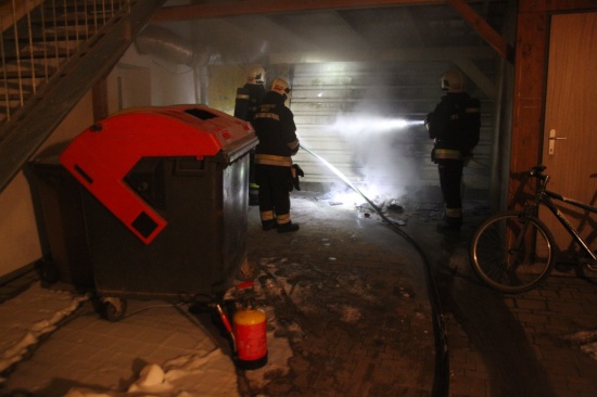 Feuerwehr bei Mistkübelbrand in Welser Innenstadt im Einsatz