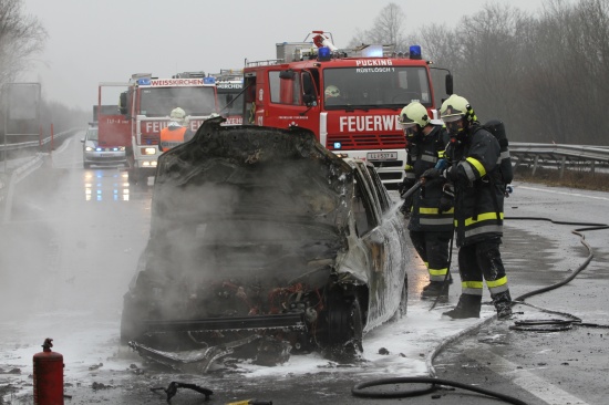 PKW brannte nach Verkehrsunfall auf der Welser Autobahn vollständig aus
