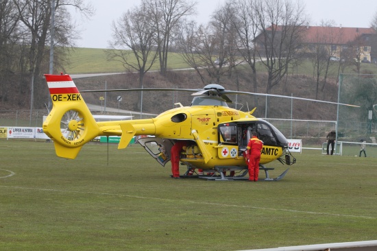 Rettungshubschraubereinsatz bei verletztem Kind in Bad Wimsbach-Neydharting