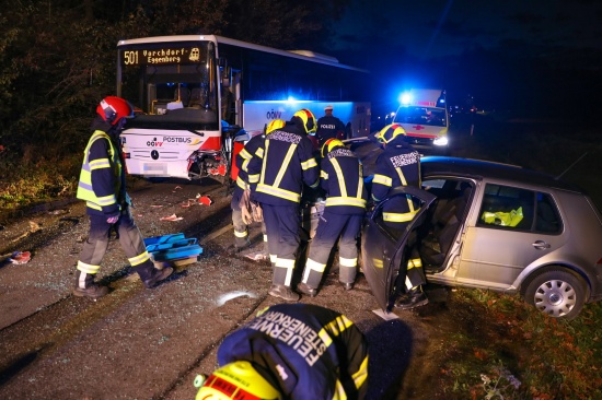 Autolenker bei Kollision mit Linienbus in Steinerkirchen an der Traun schwer verletzt