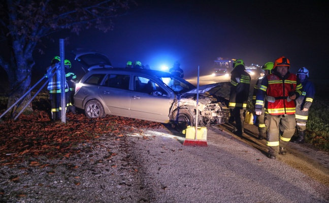 Auto bei Unfall in Sipbachzell gegen Baum gekracht laumatat