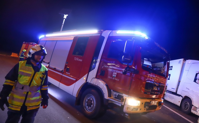 Einsatz der Feuerwehr wegen beschädigtem LKW-Tank auf Autobahnrastplatz bei Kematen am Innbach
