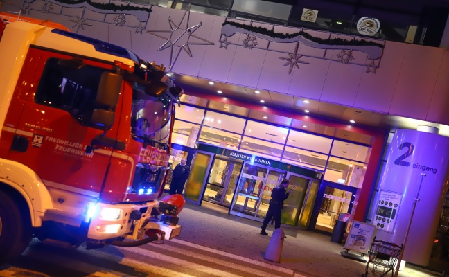 Personenrettung: Zwei Personen in Drehtüre eines Einkaufszentrums in Wels-Waidhausen eingeschlossen