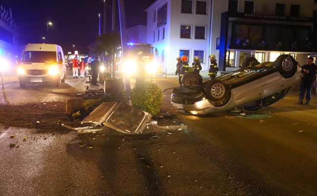 Auto nach Kollision mit Beleuchtung und Blumentrog in Thalheim bei Wels überschlagen
