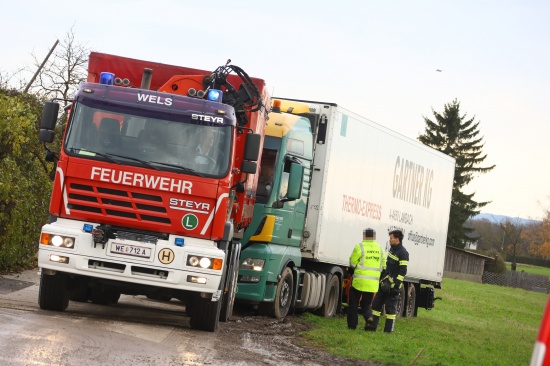 LKW verirrte sich in Wels-Puchberg in Siedlung und blieb in Wiese stecken