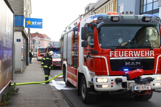 Brand im Bereich des Dachstuhls eines Geschfts- und Wohngebude in Wels-Neustadt