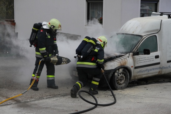 Feuerwehr bei Fahrzeugbrand in Steinhaus im Einsatz
