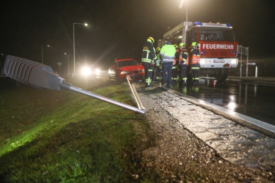 Auto rumt Verkehrsleiteinrichtungen und Straenbeleuchtung im neuen Kreisverkehr in Gunskirchen ab
