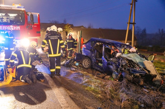 Tödlicher Verkehrsunfall zwischen Auto und LKW auf der Innviertler Straße bei Krenglbach
