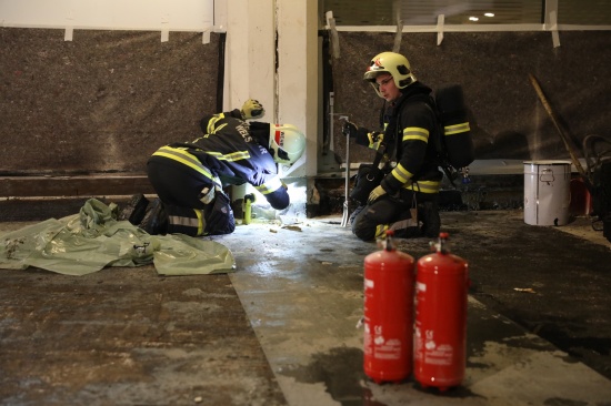 Dehnfugenbrand auf einer Baustelle in Wels-Innenstadt sorgt fr Einsatz der Feuerwehr