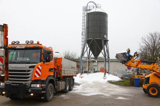 Ursache unklar: 150 Tonnen Streusalz aus Salzsilo in Marchtrenk auf die Strae gerieselt