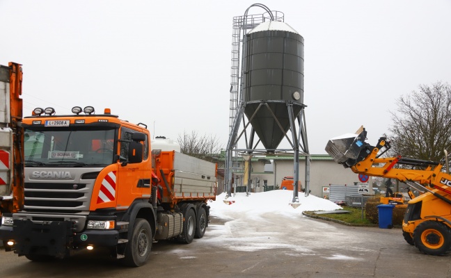 Ursache unklar: 150 Tonnen Streusalz aus Salzsilo in Marchtrenk auf die Straße gerieselt