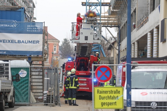 Personenrettung nach schwerem Arbeitsunfall auf Baustelle in Wels-Innenstadt