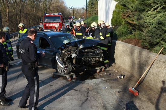 PKW bei Verkehrsunfall in Schleißheim gegen Gartenmauer gekracht