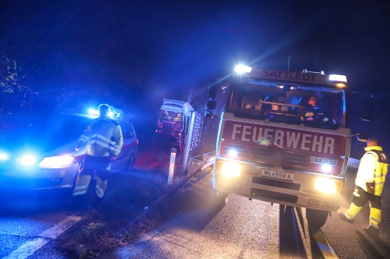 Rauchender LKW auf  der Pyhrnautobahn bei Ried im Traunkreis sorgt für Einsatz der Feuerwehr