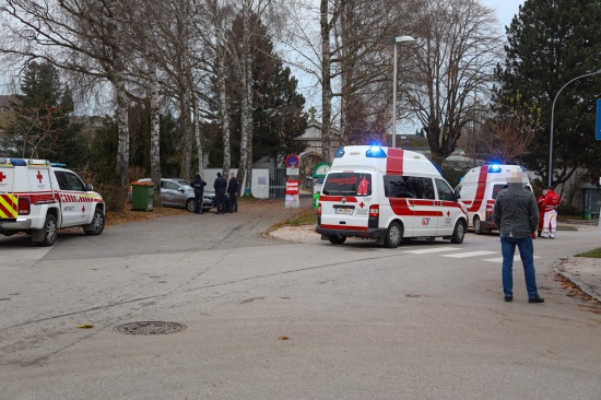 Menschenrettung aus Auto nach Verkehrsunfall in Gmunden