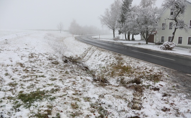 Auto auf Kelastrae im Bezirk Grieskirchen von der Strae abgekommen