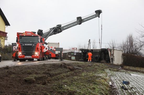 LKW-Anhnger bei Unfall auf Innviertler Strae bei Krenglbach umgestrzt