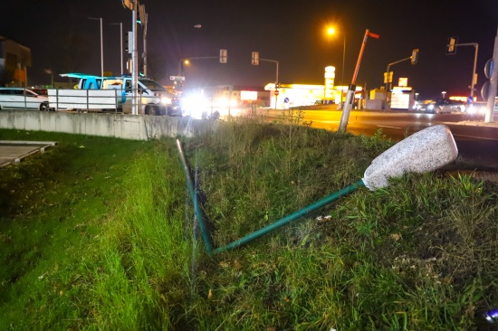 LKW kollidiert in Wels-Waidhausen mit Straenbeleuchtung