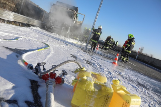 LKW-Zugmaschine auf Westautobahn bei Eberstalzell in Vollbrand