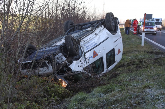 Kleintransporter auf Innkreisautobahn in Krenglbach berschlagen