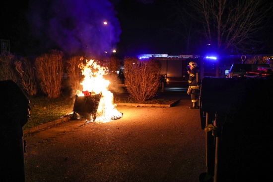 Papiercontainer in Wels-Lichtenegg mit Feuerwerkskrper in Brand gesetzt