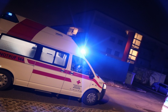 Einsatz von Feuerwehr und Rettungsdienst nach Brand eines Akkus in einer Wohnung in Leonding