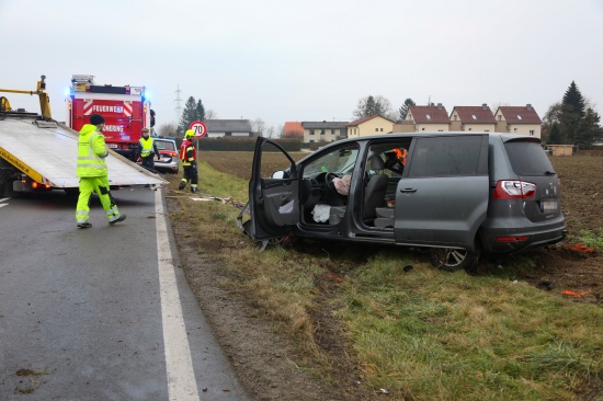 Kollision zwischen Auto und Bus auf Eferdinger Strae in Wilhering fordert einen Schwerverletzten