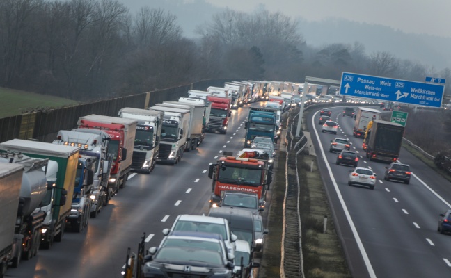 22 Kilometer Stau nach Unfall zwischen Kleintransporter und LKW auf Westautobahn bei Ansfelden