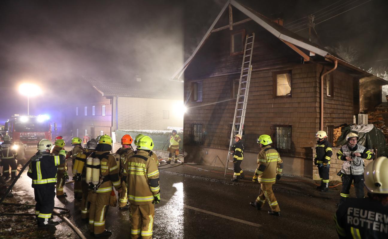 Brand eines Holzhauses in Haag  am  Hausruck  fordert zwei 