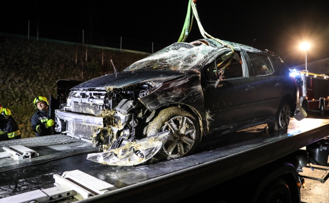 Lenker unverletzt: Auto bei Unfall auf der "Umfahrung Lambach" überschlagen