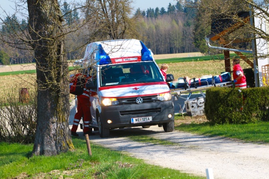 Fahrzeug bei Verkehrsunfall auf Eberstalzeller Straße überschlagen