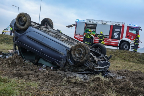 Schwerverletzter bei Verkehrsunfall mit Autoberschlag in Neukirchen bei Lambach