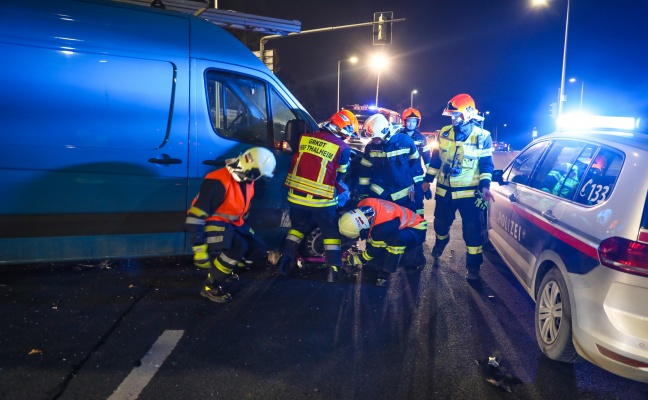 Verkehrsunfall zwischen Auto und Kleintransporter in Thalheim bei Wels