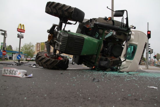 Traktor bei Verkehrsunfall umgekippt - Lenker leicht verletzt