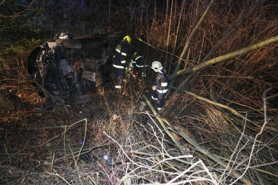 Autolenker nach Verkehrsunfall in Kremsm�nster zwischen B�umen im Unfallwrack eingeschlossen