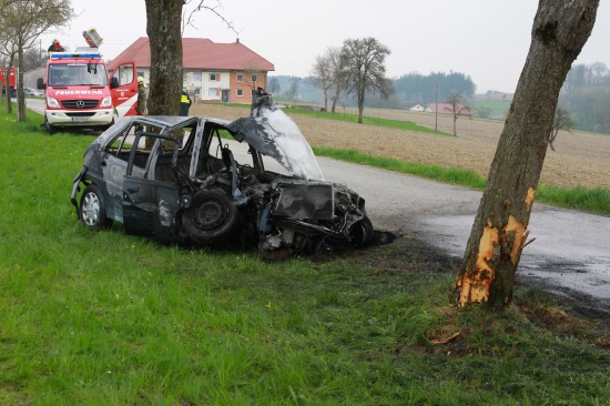 17-Jähriger krachte in Schlüßlberg mit PKW gegen einen Baum - Fahrzeug brannte aus