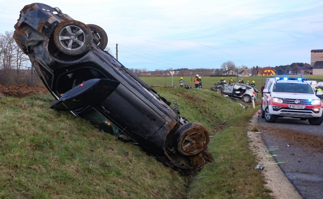 Spektakulärer Crash zwischen zwei Autos in Ried im Traunkreis fordert zwei Verletzte