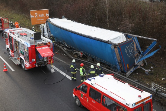Schwerer LKW-Unfall auf der Pyhrnautobahn bei Sattledt