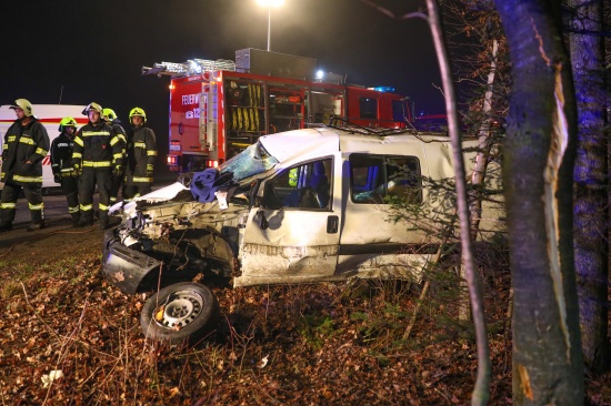 Schwer- und Leichtverletzter bei schwerem Verkehrsunfall in Piberbach