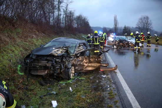 Fnf teils Schwerverletzte bei schwerem Crash auf Voralpenstrae bei Sierning