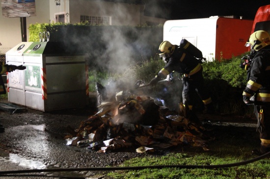 Feuerwehr musste brennenden Papiercontainer löschen