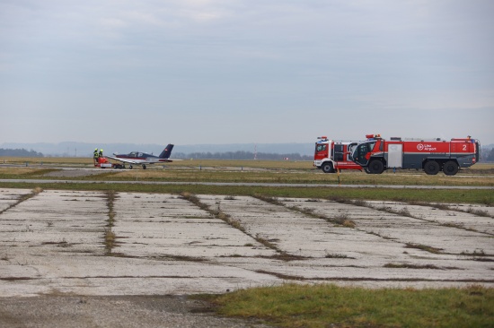 Flugnotfall: Kleinflugzeug legt am Linz Airport in Hrsching Bruchlandung hin