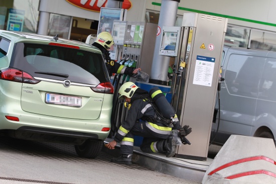 Größerer Einsatz nach Gasaustritt während Tankvorgang bei Welser Tankstelle