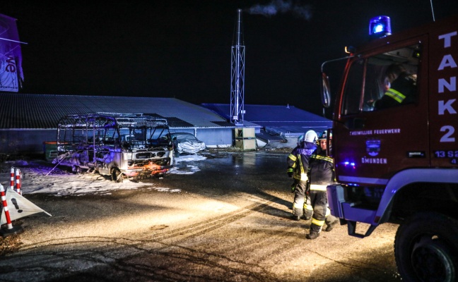 Brand eines Wohnmobils zum Jahreswechsel in Gmunden - Neujahrswünsche am Einsatzort