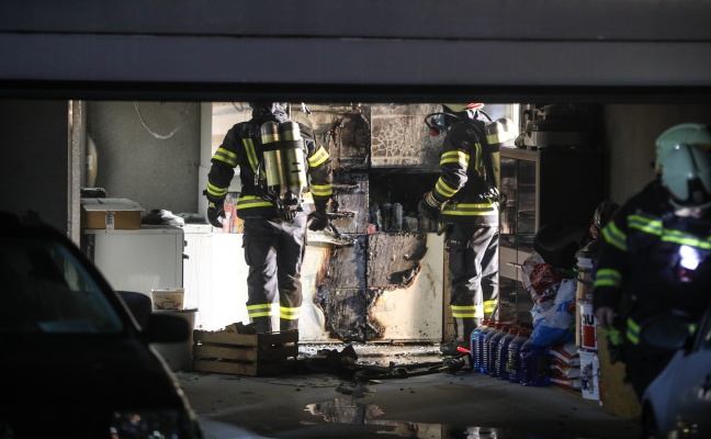 Drei Feuerwehren bei Brand in einer Garage in Pinsdorf im Einsatz